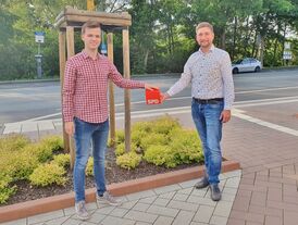 Der Juso-Kreisvorsitzende Philip Schimkat (links) sichert Matthias Gibhardt Unterstützung für die Kandidatur zu.