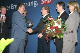 Ministerpräsident Kurt Beck überreicht Franz Schwarz die SPD-Ehrenmedaille