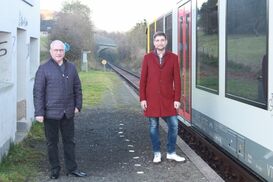 MdL Heijo Höfer (links) und Kreistagsmitglied Matthias Gibhardt nehmen den Bahnhaltepunkt Hohegrete in Augenschein.