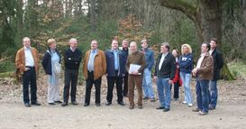 Mitglieder der Kreistagsfraktion bei der Ortsbegehung auf dem Molzberg.