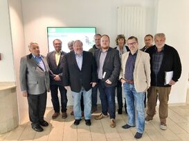 ALHO-Gründer Albert Holschbach (links) empfing die Gäste der SPD um Landratskandidat Andreas Hundhausen (4. v. rechts)
